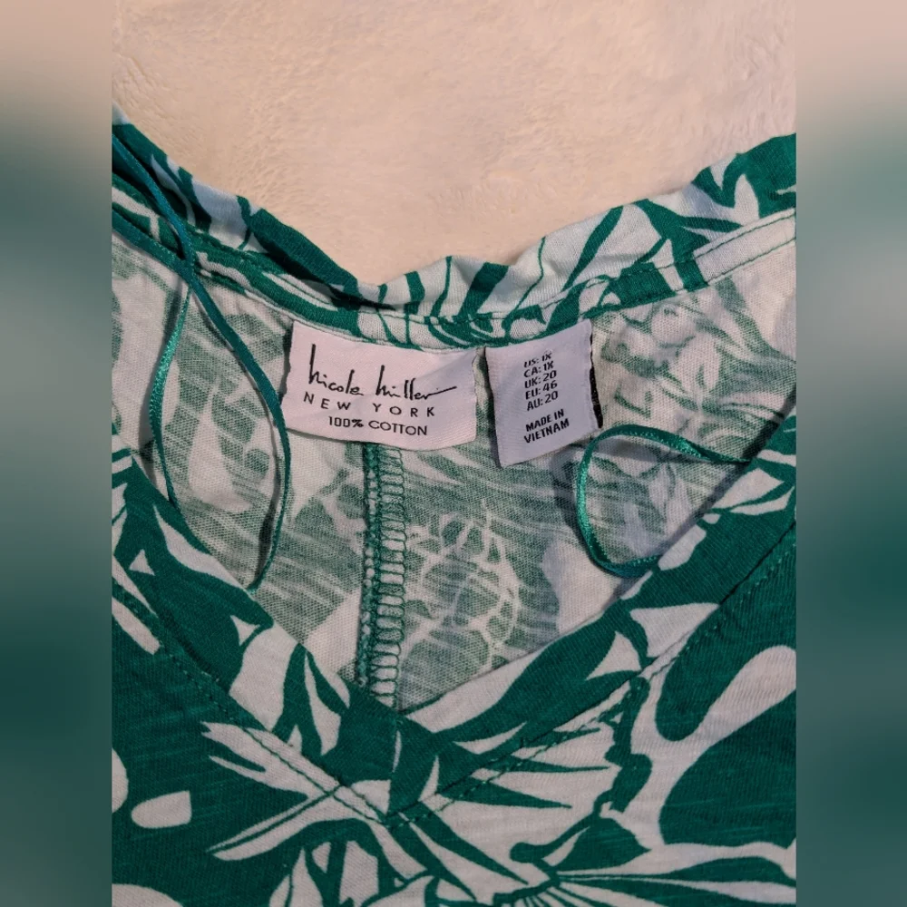 Nicole Miller Green & White Tropical Print Short Sleeve Top. 1x - Picture 2 of 4